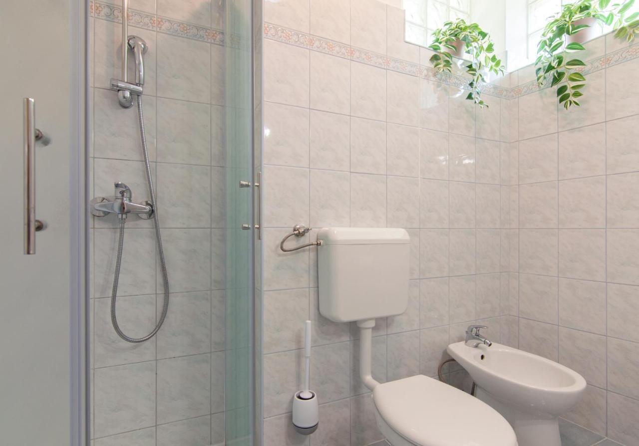 Apartament Walls Of And *