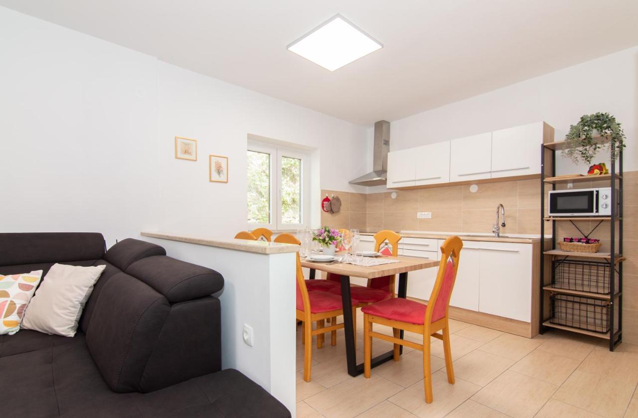 Apartament Walls Of And
